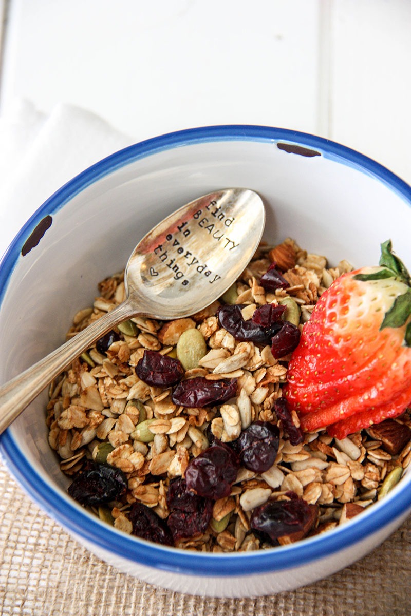 Basic Granola with Cinnamon & Honey easy breakfast to make for busy people on the go www.thehomecookskitchen.com