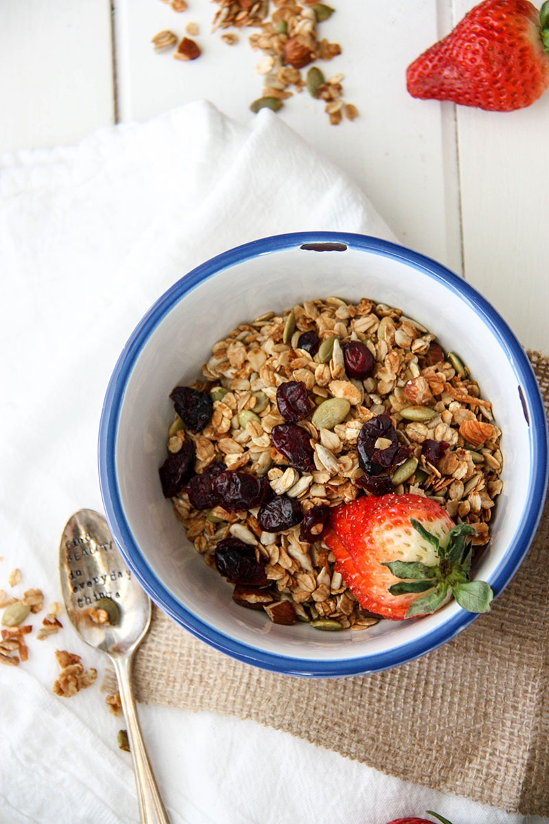 Basic Granola with Cinnamon & Honey - healthy breakfast for busy people www.thehomecookkitchen.com