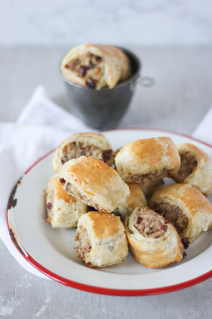 Pork Cranberry & Goat Cheese sausage rolls - in need of a thanksgiving appetizer, these are the perfect party food www.thehomecookskitchen.com