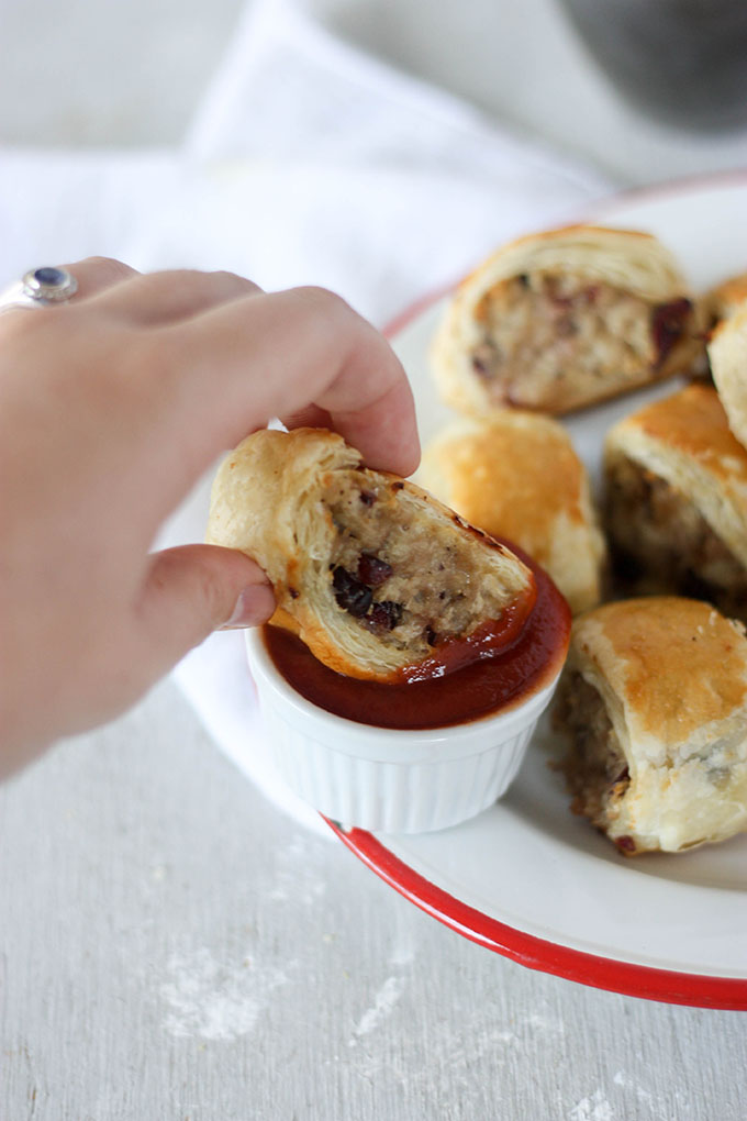These pork cranberry & goat cheese sausage rolls are perfect for your next party! easy and stress free finger food at its best www.thehomecookskitchen.com