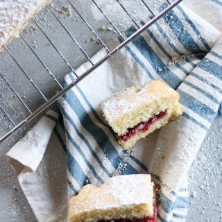 Victoria Sponge Cake - a light and fluffy sponge filled with fresh jam www.thehomecookskitchen.com