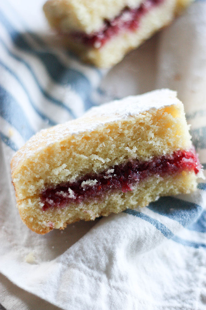 Victoria Sponge Cake - a perfect cake for an afternoon tea part www.thehomecookskitchen.com