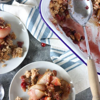 Apple, Pear and Cranberry Breakfast Crisp - the perfect christmas breakfast bake www.thehomecookskitchen.com