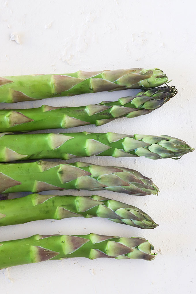 6 stalks of asparagus lined up in a row