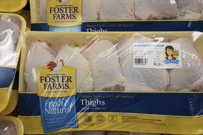 foster farms chicken on tray in supermarket